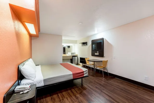 غرفة قياسية بسرير كينج، Motel6 San Antonio, TX - Frost Bank Center 7/10