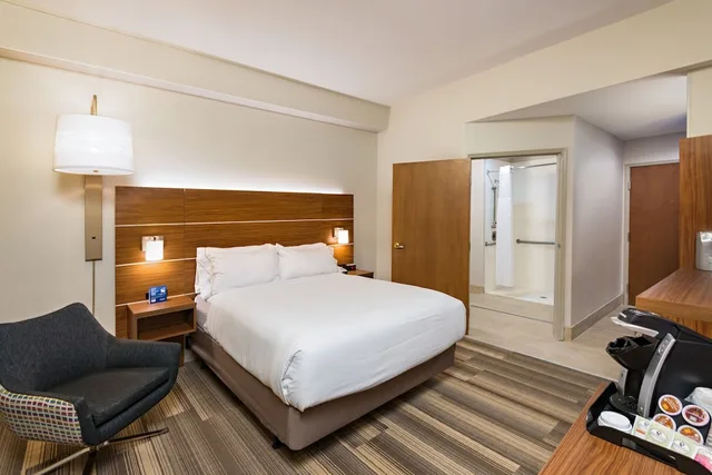 غرفة قياسية بسرير كينج لذوي الإعاقة، Holiday Inn Express Hotel Suites Peoria North Glendale 1/6