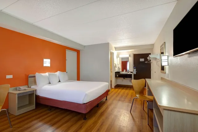 غرفة قياسية بسرير كوين للمدخنين، Motel6 Lakeville, MN - South - Lakeville 2/5