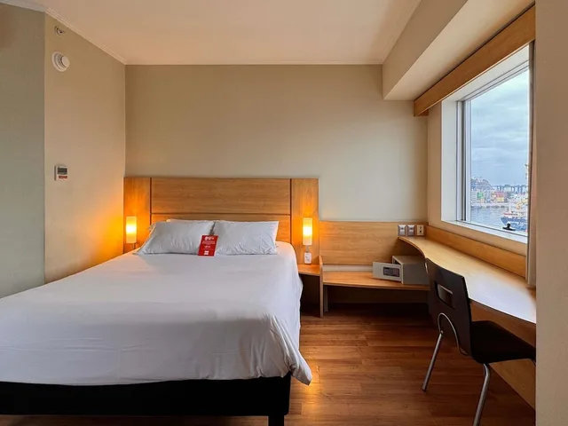 غرفة بسرير كوين بإطلالة على البحر، Ibis Valparaiso 1/10