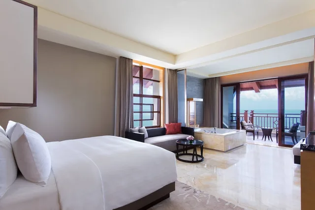 غرفة بانورامية بسرير كينج بإطلالة على البحر، Haikou Marriott Hotel 1/2