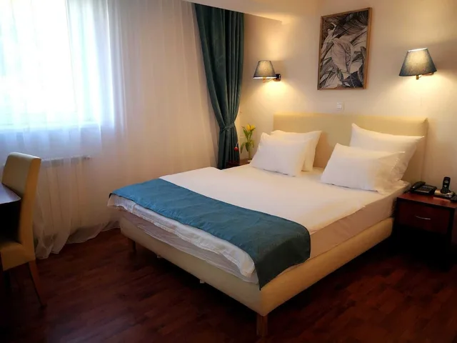 غرفة قياسية بسرير كوين، Atrium Hotel Bucharest City Center 3/9