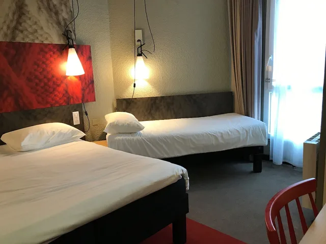 غرفة قياسية بسرير مزدوج وسرير فردي، IBIS SAINT MALO PLAGE 4/10