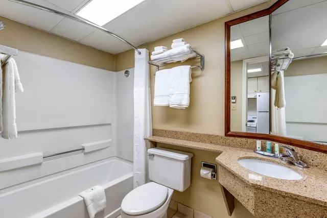 Efficiency, King Bed، Quality Inn & Suites Ocean City Fenwick 1/2