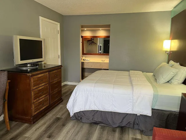 Adjoining, Suite, King Bed, Smoking, Accessible، Americas Best Value Inn Blytheville 5/7