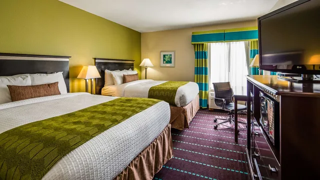 غرفة بسريرين كوين بحوض استحمام لذوي الإعاقة، Best Western Plus Sanford Airport/Lake Mary Hotel 2/4