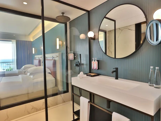 غرفة تنفيذية بسريرين منفصلين بإطلالة على البحر، Movenpick Hotel Beirut 8/9