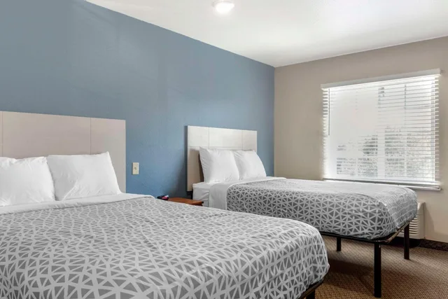غرفة بسريرين مزدوجين للمدخنين، WoodSpring Suites Raleigh Garner 1/5