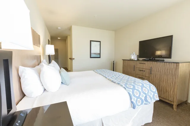 Deluxe, King Bed, Partial Ocean View, Cambria Landing Inn & Suites 2/10