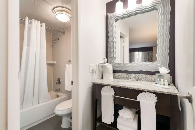 غرفة قياسية بسرير كوين، Clarion Inn & Suites Across From Universal Orlando Resort 10/10