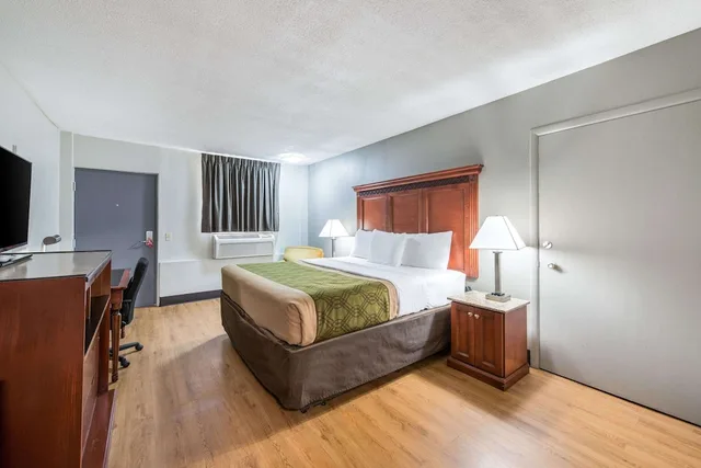 غرفة قياسية بسرير كينج، Rodeway Inn St. Joseph MI 1/8
