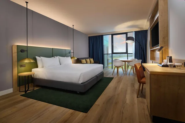 Junior Suite, King Bed, Sofa, Hilton Garden Inn Leiden 1/2