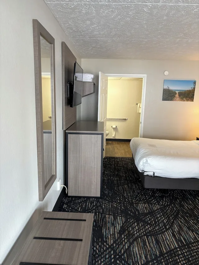 Room, Queen Bed, Building 2, Accessible, Baymont by Wyndham Petoskey 5/6