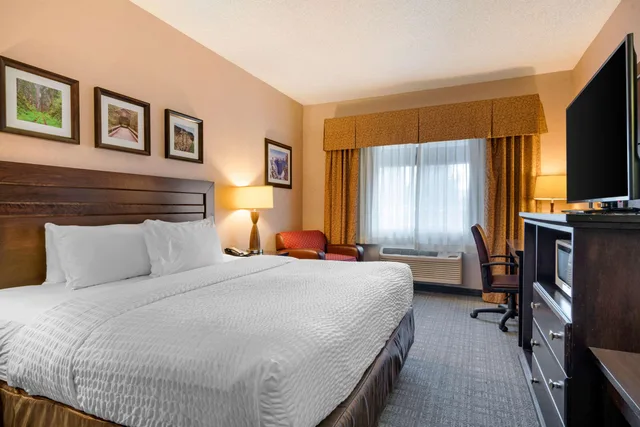 جناح، Clarion Pointe Medford Ex Holiday Inn Express Medford 1/4