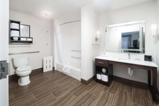 جناح بسريرين كوين بغرفة نوم واحدة مع أريكة، Homewood Suites By Hilton Tulsa Catoosa 2/2