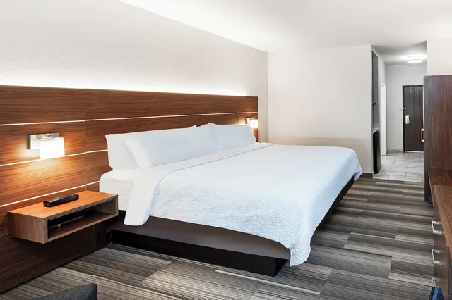 غرفة قياسية بسرير كينج لذوي الإعاقة، Holiday Inn Express Hotel And Suites Del Rio 2/6