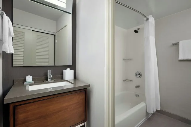 غرفة بسرير كينج مع أريكة، Courtyard by Marriott Stockton 6/8