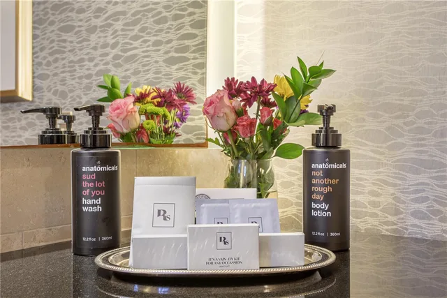 Hospitality, Ambassador, Suite, Sofa، Royal Sonesta Houston Galleria 1/4