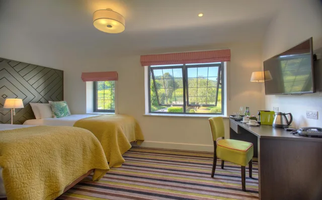 غرفة بسريرين منفصلين بحوض استحمام، Denbies Farmhouse Accommodation 1/4