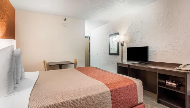 1 Queen Bed - ADA/Tub/Premium/Mini Fridge، Motel6 Elk Grove Village, IL 2/4