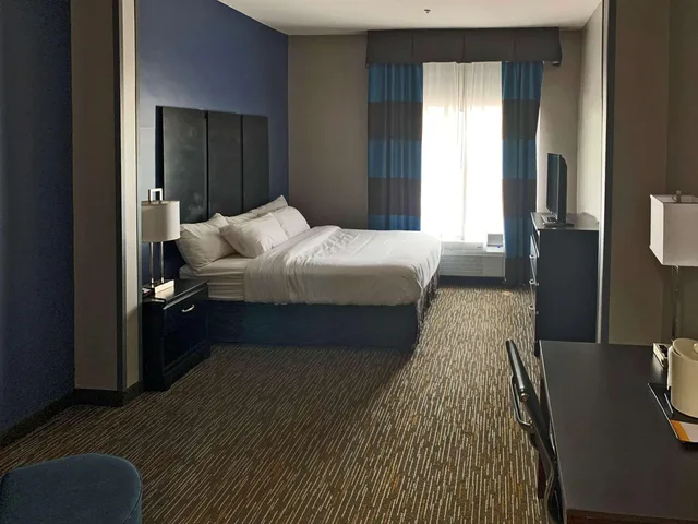 غرفة بسرير كينج، Comfort Inn & Suites Columbus North 2/2