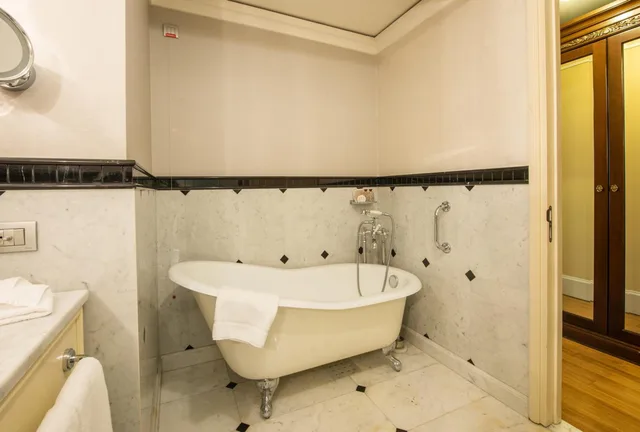 جناح رئاسي بسرير كينج مع أريكة، Pera Palace Hotel 2/2