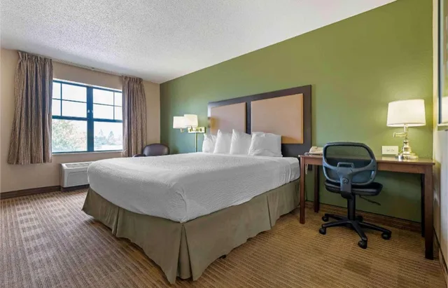 Studio, King Bed, Accessible, Extended Stay America Select Suites - Chicago - Hanover Park 4/10