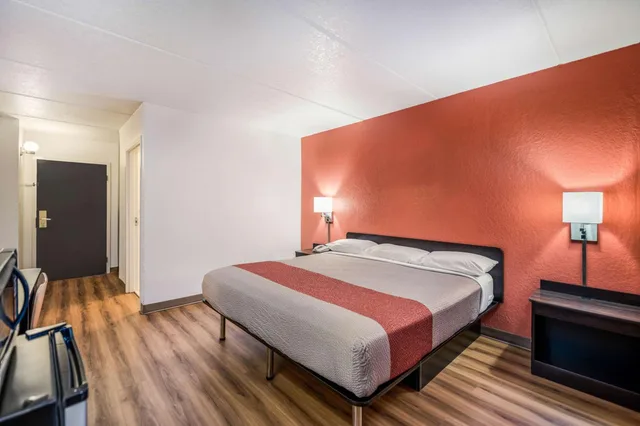 غرفة بسرير كينج لغير المدخنين، Motel6 Henderson, TX 7/10
