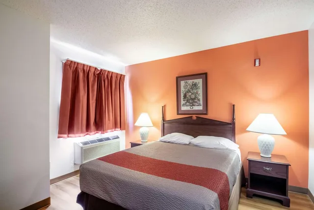 غرفة بسرير كينج لغير المدخنين، Motel6 Saukville, WI 3/10