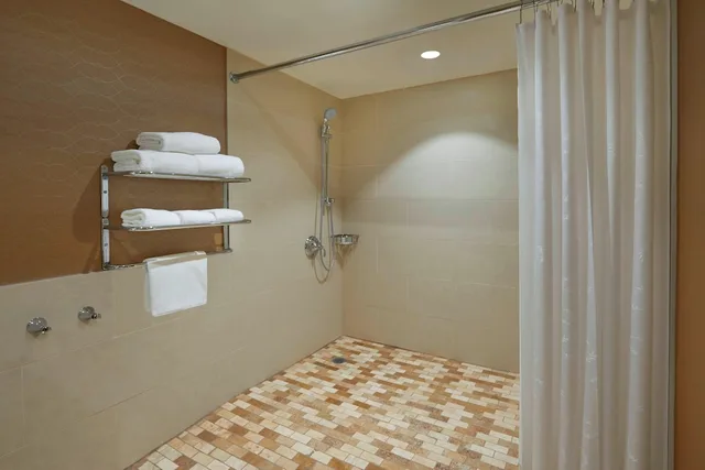 غرفة كلوب بسرير كينج مع أريكة، Sheraton Parkway Toronto North Hotel Suites 5/5
