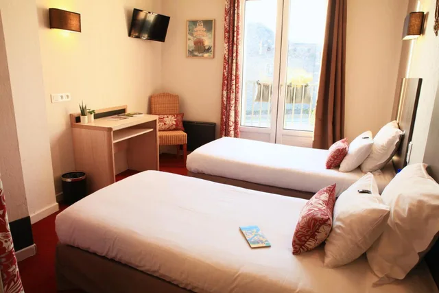 غرفة كلاسيكية بسريرين منفصلين بإطلالة على المرفأ، HOTEL MARGUERITE D'ANJOU 1/1