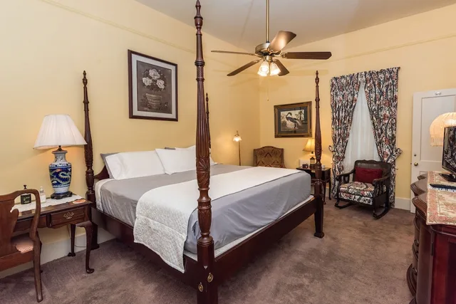 Victoria, Cottage, Suite, King Bed, Sofa، Devereaux Shields House 2/3
