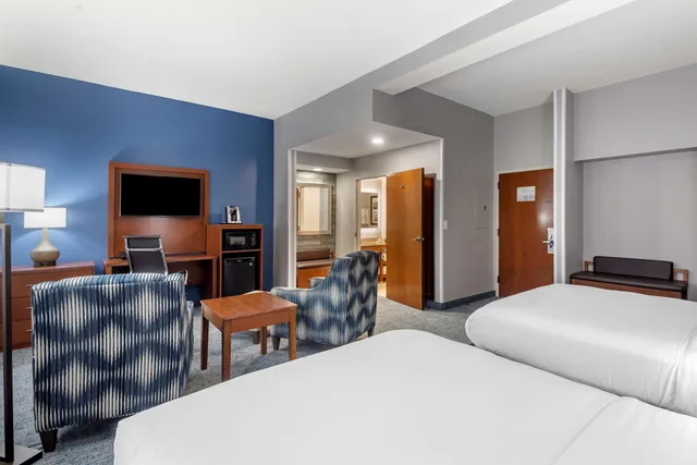 جناح بسريرين كوين مع أريكة، Comfort Suites near Birkdale Village Huntersville 6/10