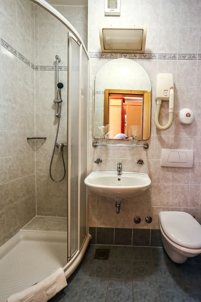 غرفة عائلية بسرير كوين وسرير بطابقين بشرفة، Hotel Drazica - Hotel Resort Drazica 3/3
