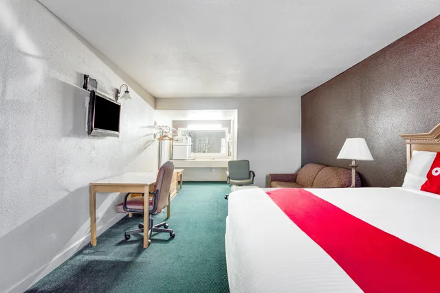 Premium King Bed Smoking, OYO Hotel Bald Knob near Searcy AR 1/5