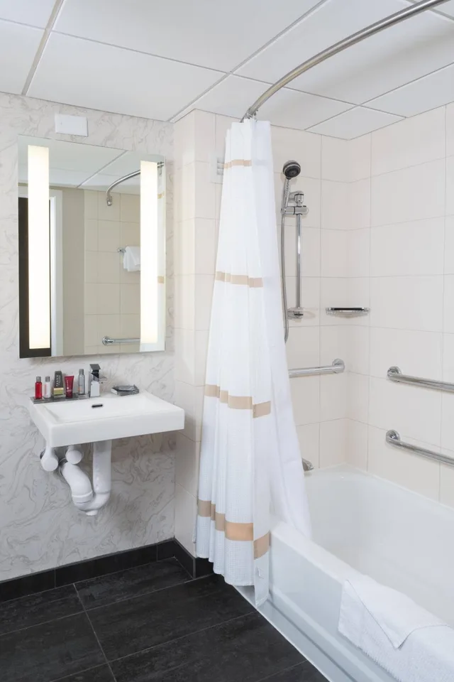 غرفة كبيرة بسرير كينج، Durham Marriott City Center 8/8