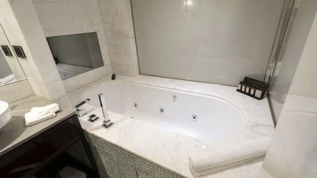 Bosphorus, Suite, Double Bed, Sofa, Lounge Access، The Marmara Taksim 5/6