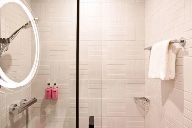 غرفة بسرير كوين، Moxy Vienna City East 3/4