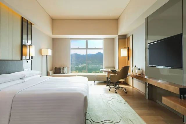 غرفة بسرير كينج بإطلالة على الجبل، Chongqing Marriott Hotel 1/10