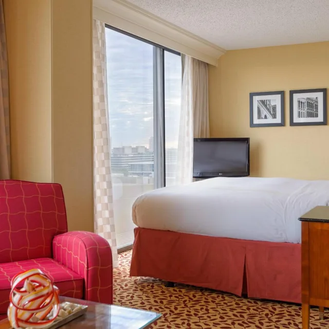 غرفة كبيرة بسرير كينج، Houston Marriott Uptown by the Galleria 3/8