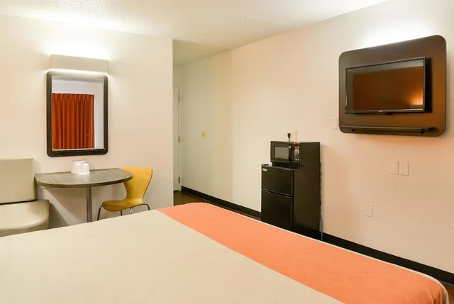 غرفة ديلوكس بسرير كينج لذوي الإعاقة، Motel6 Toledo, OH 3/10