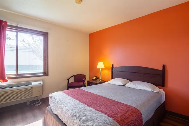 غرفة قياسية بسرير كوين، Motel6 Saukville, WI 2/9