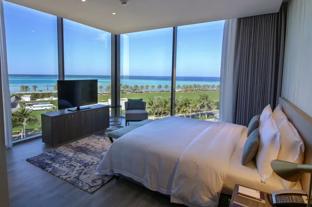 جناح بريميوم بسرير كينج وسريرين منفصلين بإطلالة على البحر بغرفتي نوم، فندق فيوز(Views Hotel And Residence) 5/5