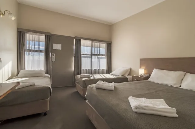 غرفة عائلية بسرير كوين وسريرين منفصلين وسرير كوين، Argosy Motor Inn 1/3