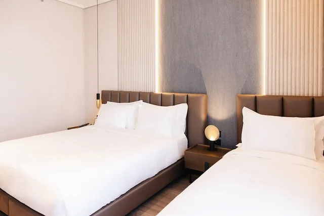 غرفة ديلوكس ثلاثية بسرير كينج وسرير فردي بشرفة، Grand Duka Hotel & Spa 7/10