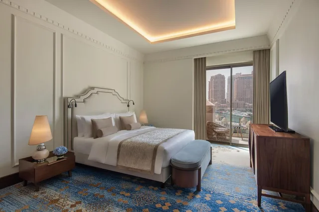 جناح بسريرين منفصلين وسرير كينج بإطلالة على البحر بغرفتي نوم، The St. Regis Marsa Arabia Island, The Pearl Qatar 6/10