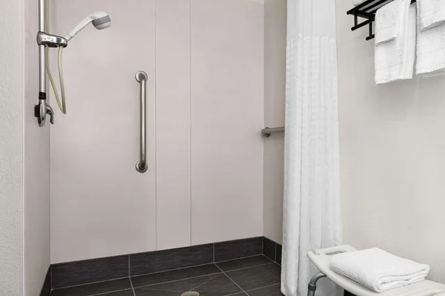 جناح ديلوكس بسرير كينج لذوي الإعاقة، La Quinta Inn & Suites by Wyndham Cleveland Airport West 4/5