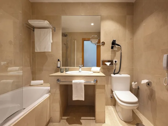 Connecting, Family, Double and Twin Beds, Hotel Malaga Alameda Centro Affiliated by Melia 4/5