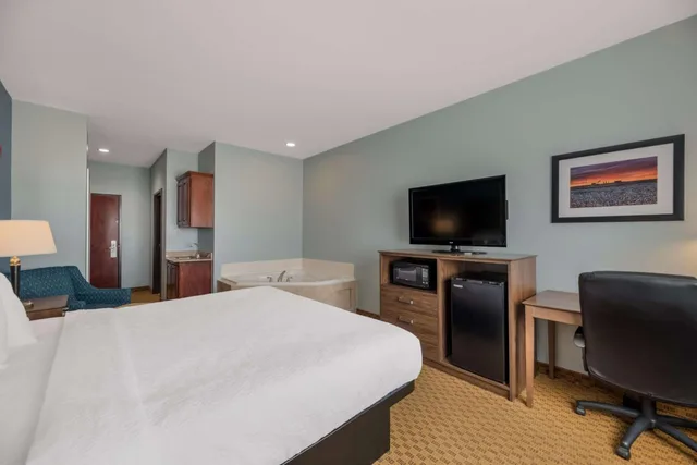 غرفة بسرير كينج بجاكوزي، Best Western South Plains Inn & Suites 3/9