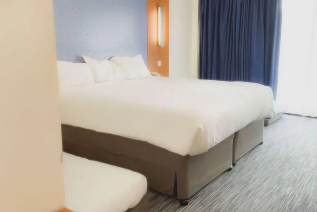 غرفة عائلية بسرير مزدوج وسريرين منفصلين مع أريكة، Ramada by Wyndham London North M1 1/1